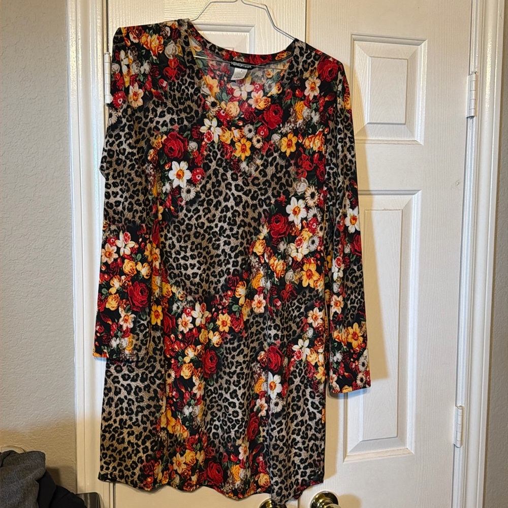 Dress. Beautiful colors. Good for any season.Boutique Dress.Size L